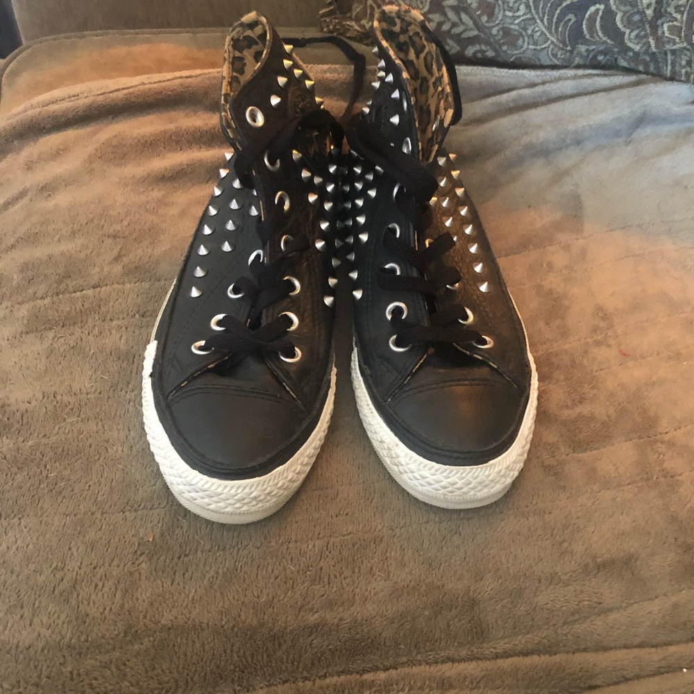 Tennis shoes